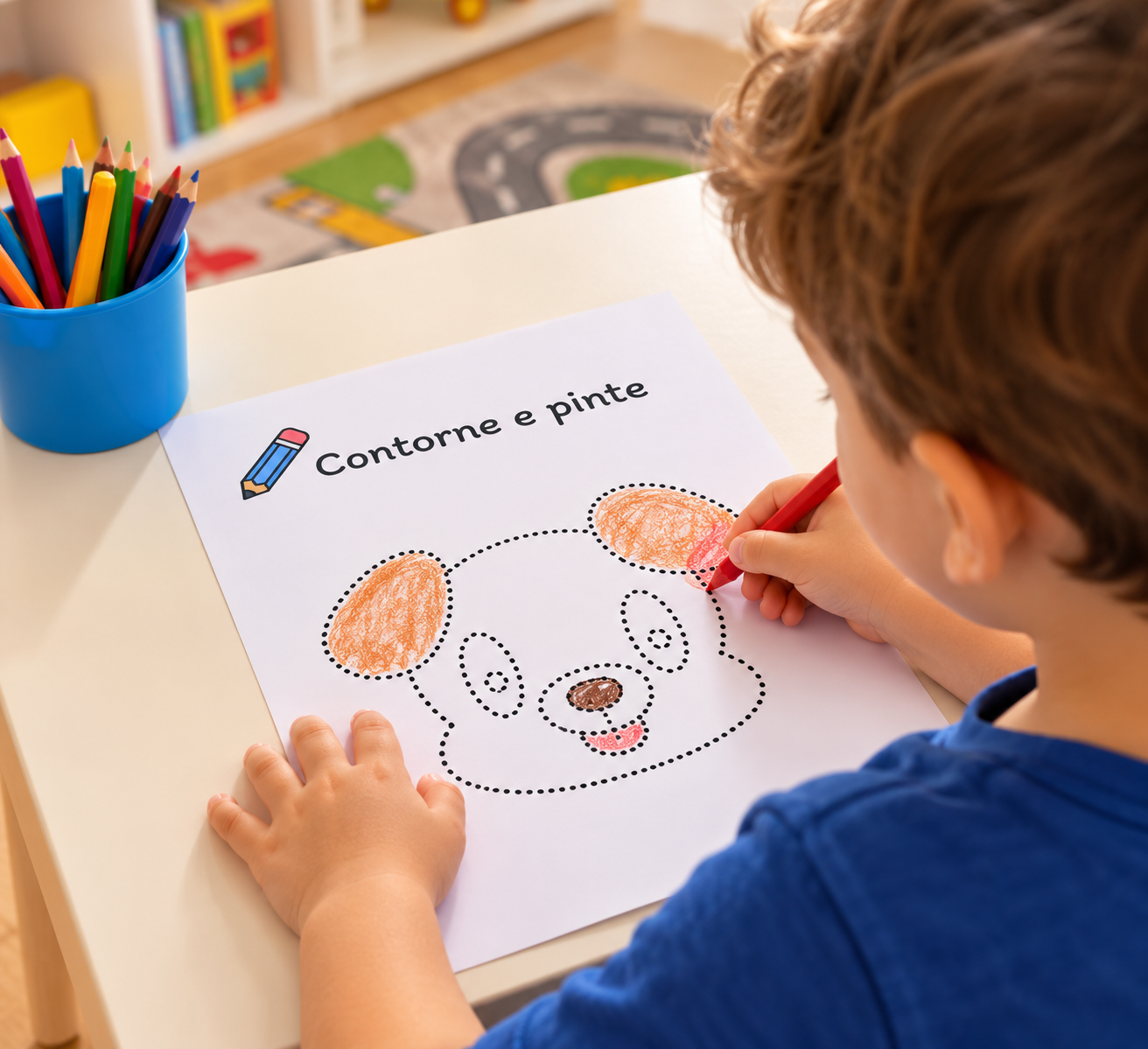 Criança colorindo a atividade de um cachorrinho